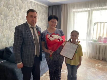 Благодарственное письмо от командира войсковой части вручили супруге военнослужащего – участника специальной военной операции