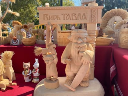 На фонтанном спуске развернулась ярмарка народных промыслов «Тев» с участием мастеров из регионов России