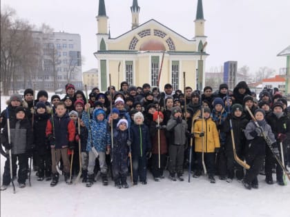 Школьники Саранска сыграли в хоккей в валенках