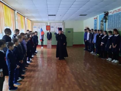 Помощник Чамзинского благочинного по работе с молодежью посетил линейку поднятия Флага Российской Федерации в Апраксинской СОШ