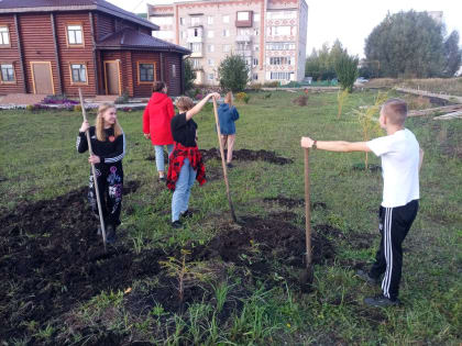 Студенты Ардатовского медицинского колледжа приняли участие в уборке территории храма Новомучеников и Исповедников Российских