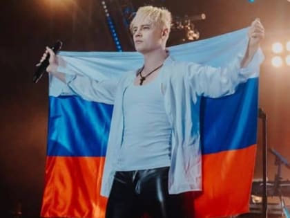 Поклонница упала в обморок во время танца с певцом Шаманом: охранники унесли девушку со сцены на руках