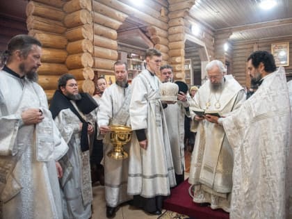 Митрополит Зиновий освятил иконостас в храме иконы Божией Матери "Неупиваемая Чаша" и совершил Литургию