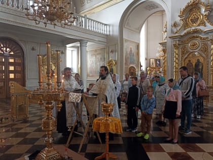 Клирики епархии вручили детям с ограниченными возможностями школьные наборы