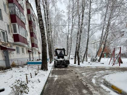 Уборка снега в жилых районах города