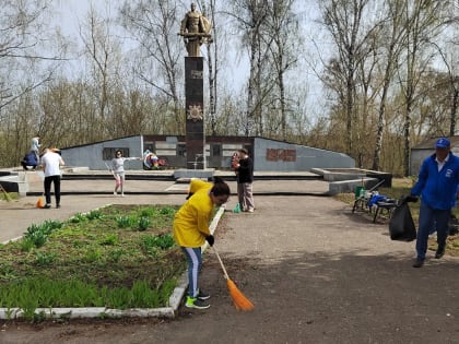 Сторонники и члены «Единой России» провели субботник на территории памятника павшим воинам