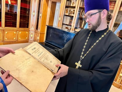 Семинарской библиотеке переданы в дар старинные богослужебные книги