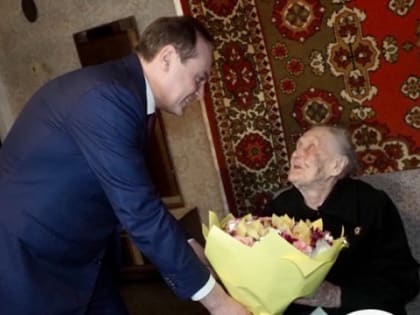 Глава Мордовии Артём Здунов поздравил жительницу Саранска со 100-летним юбилеем