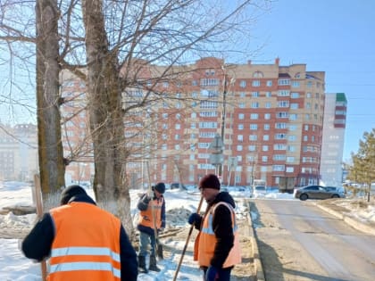 Коммунальные службы города продолжают ежедневные работы по содержанию городских территорий