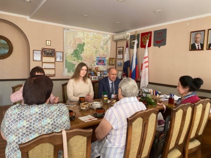 В Администрации Пролетарского района вручили Благодарственные письма мамам участников СВО