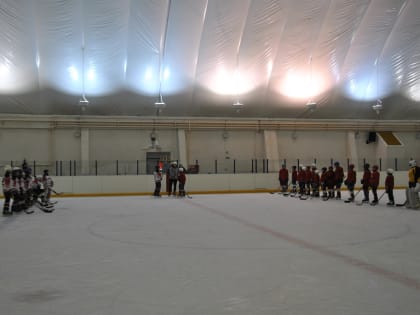 В Ледовом дворце п.Комсомольский Чамзинского района прошел ежегодный XI Рождественский турнир по хоккею с шайбой