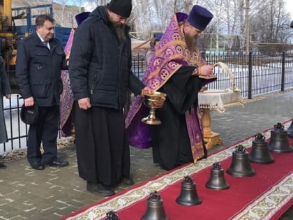 На храм в селе Вечкусы подняли колокола