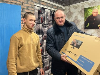 Владимир Чибиркин исполнил новогодние желания детей участников СВО