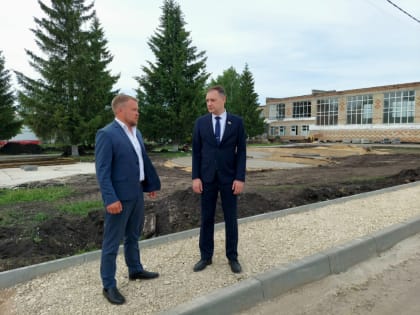 Депутат Госсобрания Мордовии Владимир Голубев проконтролировал строительство сквера и школы в Ардатовском районе