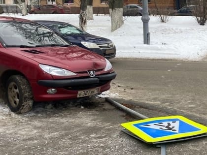 Пьяный водитель в Саранске сбил дорожный знак на улице Пролетарской 