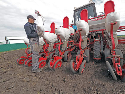 Артём Здунов оценил ход посевных работ в одном из крупнейших фермерских хозяйств Рузаевского района