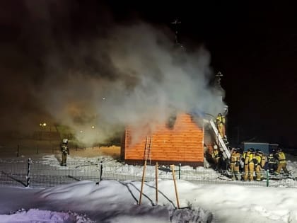 Горящую в пригороде Саранска церковь тушили 36 пожарных 
