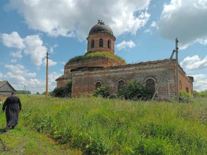Благочинный Чамзинского района по просьбе жителей с.Знаменское совершил молебен возле утраченного старинного храма