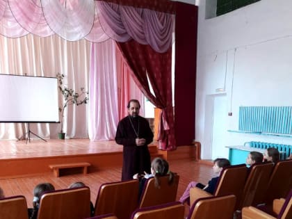 Торжественная линейка поднятия Государственного Флага Российской Федерации в Шугуровской СОШ Большеберезниковского района