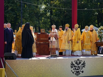 Святейший Патриарх Кирилл совершил молебен на площади Александра Невского в Санкт-Петербурге