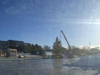 Коммунальщики поставили на место главную ёлку Темникова, которая не выдержала сильного ветра 