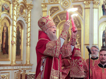 В Пасхальную ночь митрополит Зиновий возглавил праздничное богослужение в кафедральном соборе святого праведного воина Феодора Ушакова