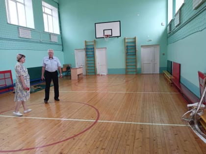 «Партийный десант» проконтролировал ремонт спортивного зала в Инсарской школе