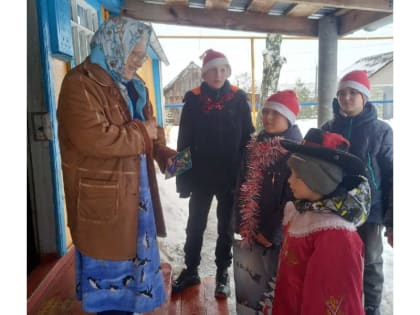 В мордовской глубинке ученики поздравляли с Новым годом ветеранов-педагогов