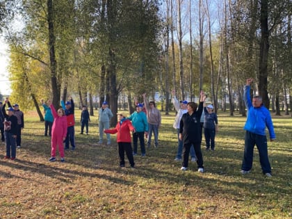 С зарядки вместе с Максимом Захаровым в Экопарке был дан старт месячнику пожилых людей в Ленинском районе