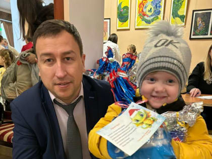 Владимир Пряхин на Новогодней елке поздравил с наступающим Новым Годом детей из семей участников СВО