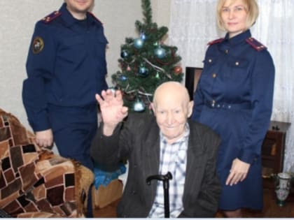 Сотрудники Следственного управления СК России по Республике Мордовия поздравили с Новым годом ветерана Великой Отечественной войны