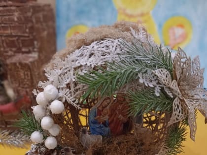 В кафедральном соборе развернулась выставка детских поделок и рисунков "Рождественский подарок"