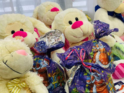 Молодые семьи, в которых на старый Новый год родились дети, получили подарки от Сбербанка