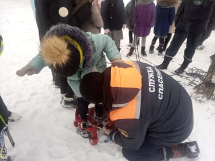 Школьников Мордовии учили делать веревочную переправу над пропастью