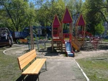 ООО «Домоуправление №33» ведутся работы по замене пришедших в негодность  скамеек