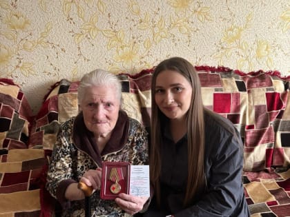 Медаль «80 лет Победы в Великой Отечественной войне 1941-1945 годов» вручили ветерану труда Александре Константиновне Солдаткиной