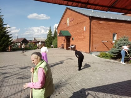 Студенты Ардатовского медицинского колледжа провели уборку территории Никольского кафедрального собора г.Ардатова