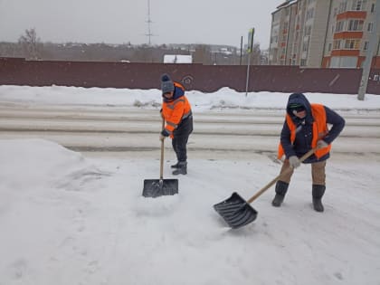 Коммунальные службы города продолжают устранять последствия снежного циклона