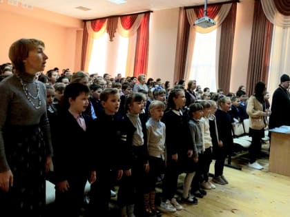 Торжественный вынос Флага Российской Федерации в Большеигнатовской СОШ