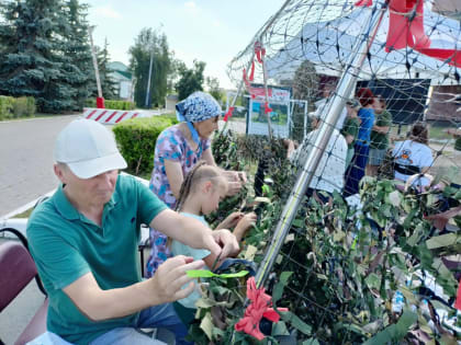 На площади Победы продолжает работу патриотический проект «За победу»