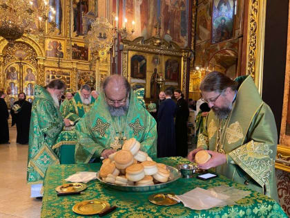 Святейший Патриарх Московский и всея Руси Кирилл совершил Божественную литургию на Соборной площади Свято-Троицкой Сергиевой лавры
