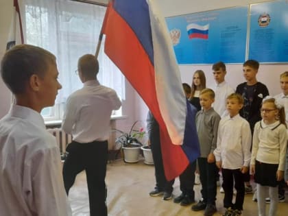 Торжественная церемония поднятия флага Российской Федерации в Куракинской СОШ Ардатовского района