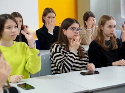 В Саранске для школьников провели мастер-класс по русскому жестовому языку