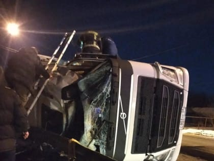 Фура прилегла отдохнуть на крутом повороте в Мордовии