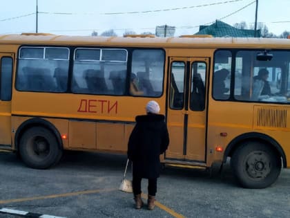 На Сахалине столкнулись школьный автобус с детьми, легковушка и два бензовоза