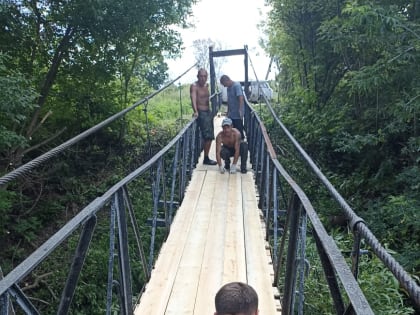 Работники МП "СпецСервис" приступили к ремонту пешеходного моста через реку Инсар в д. Полянки