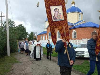 В Поводимовском приходе совершили традиционный крестный ход к источнику «Петров Лисьма»