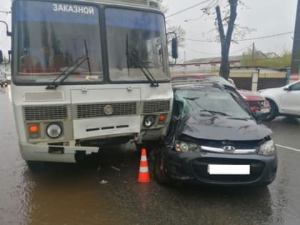 В Саранске «Хендэ» толкнула «Калину» под ПАЗ, пострадала женщина