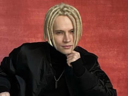 Певец Шаман сбросил с себя на сцене загоревшуюся шинель