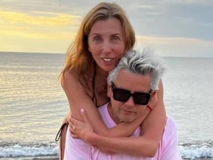 Муж Светланы Бондарчук опубликовал фото жены в бикини: подписчики в восторге от новоиспеченной мамы